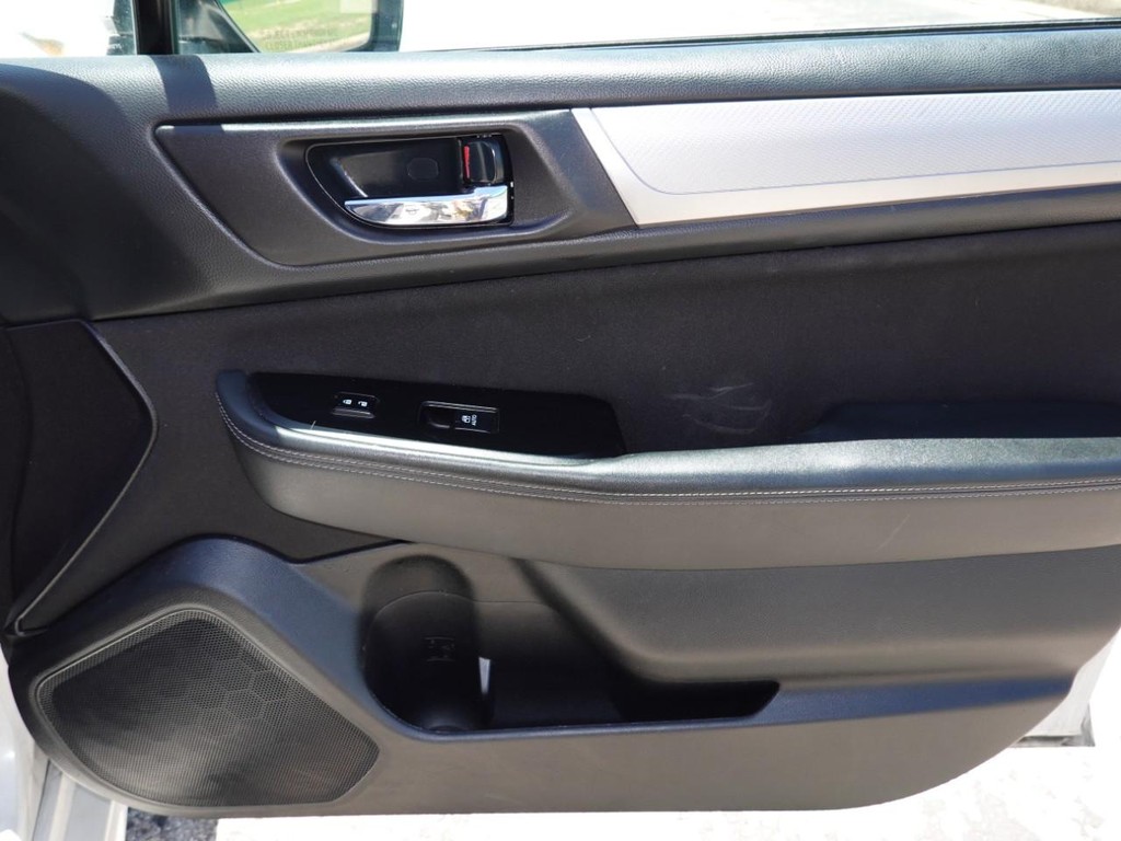 Subaru Legacy Vehicle Full-screen Gallery Image 22