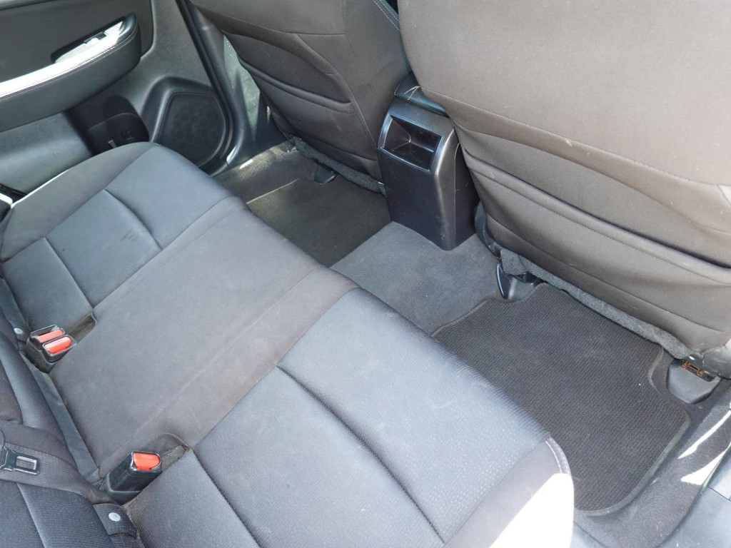 Subaru Legacy Vehicle Full-screen Gallery Image 23