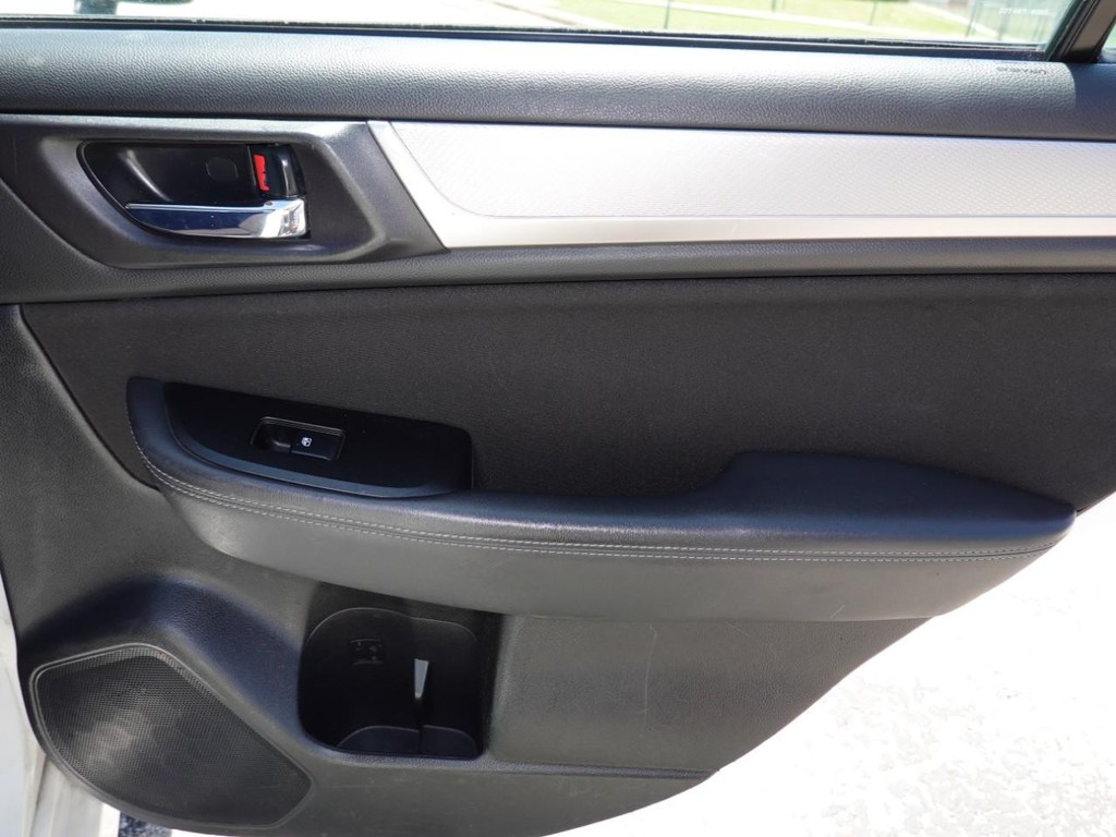 Subaru Legacy Vehicle Full-screen Gallery Image 24