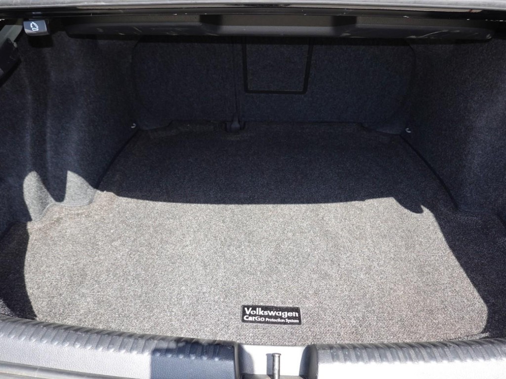 Volkswagen Jetta Sedan Vehicle Full-screen Gallery Image 27