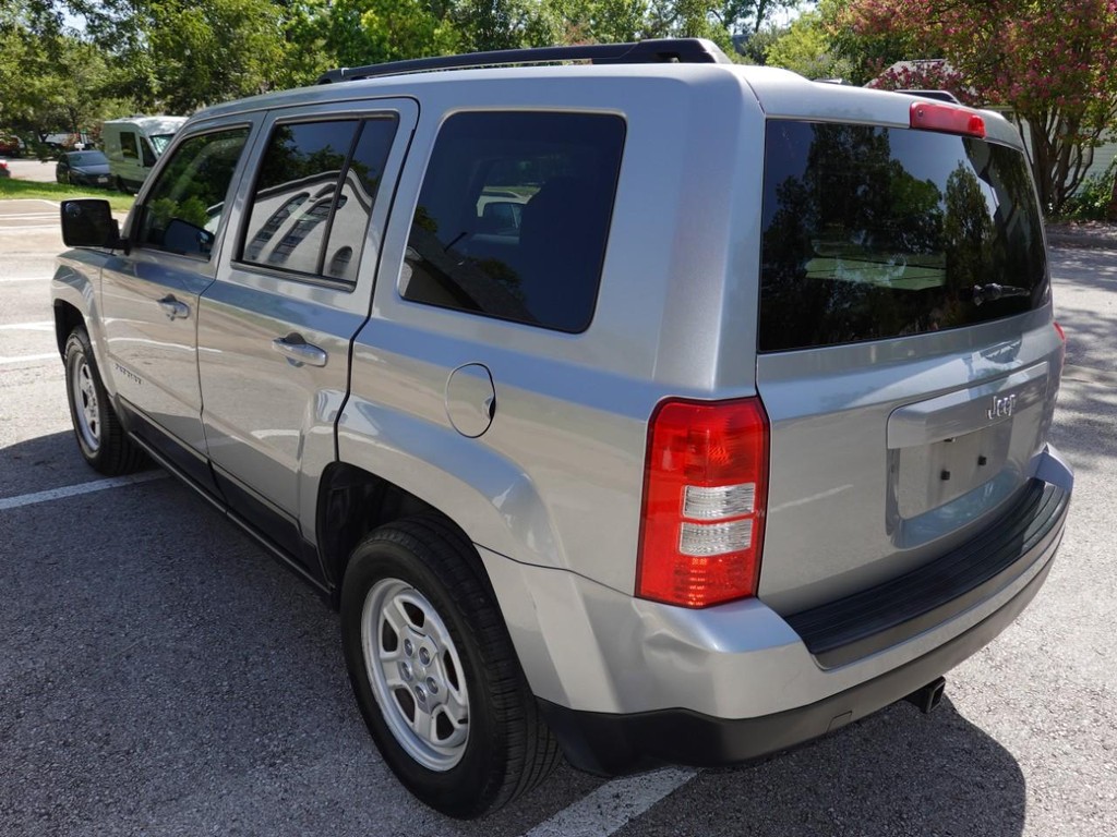 Jeep Patriot Vehicle Full-screen Gallery Image 05