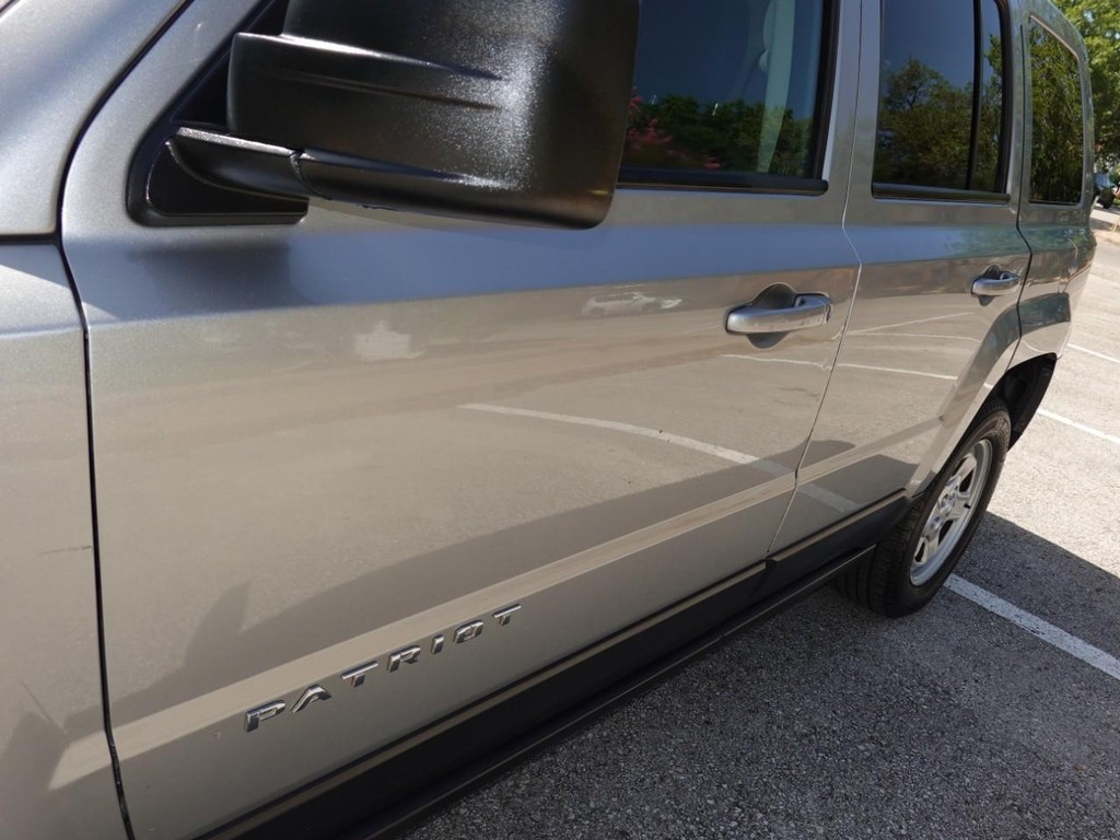 Jeep Patriot Vehicle Full-screen Gallery Image 10