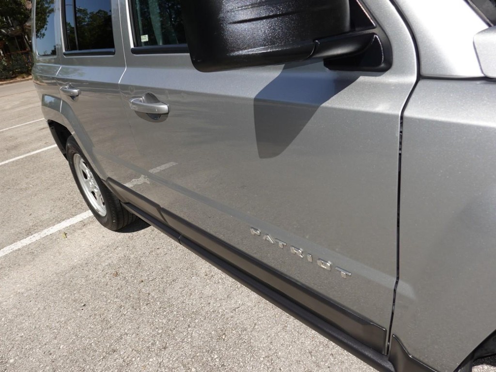 Jeep Patriot Vehicle Full-screen Gallery Image 11