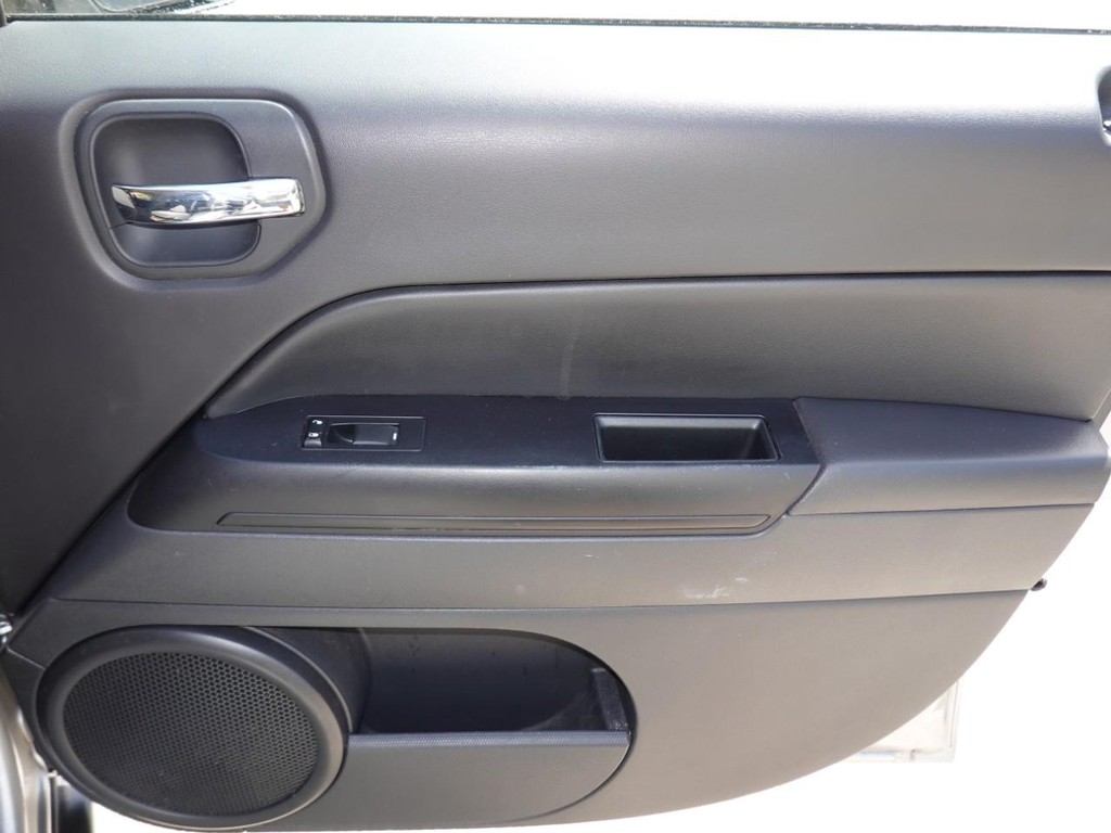 Jeep Patriot Vehicle Full-screen Gallery Image 22