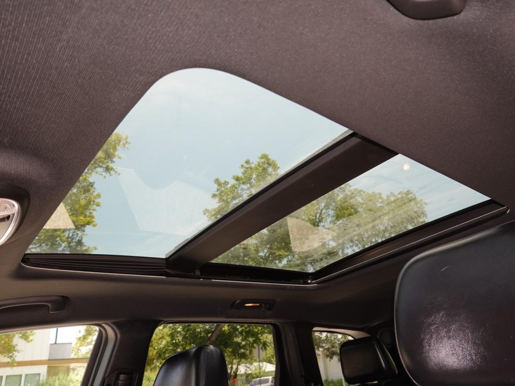 Jeep Grand Cherokee Vehicle Full-screen Gallery Image 16