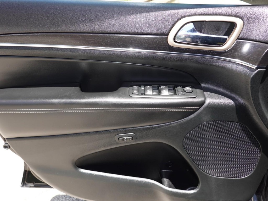 Jeep Grand Cherokee Vehicle Full-screen Gallery Image 18