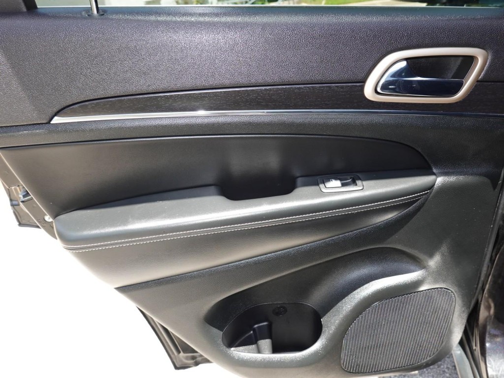 Jeep Grand Cherokee Vehicle Full-screen Gallery Image 21