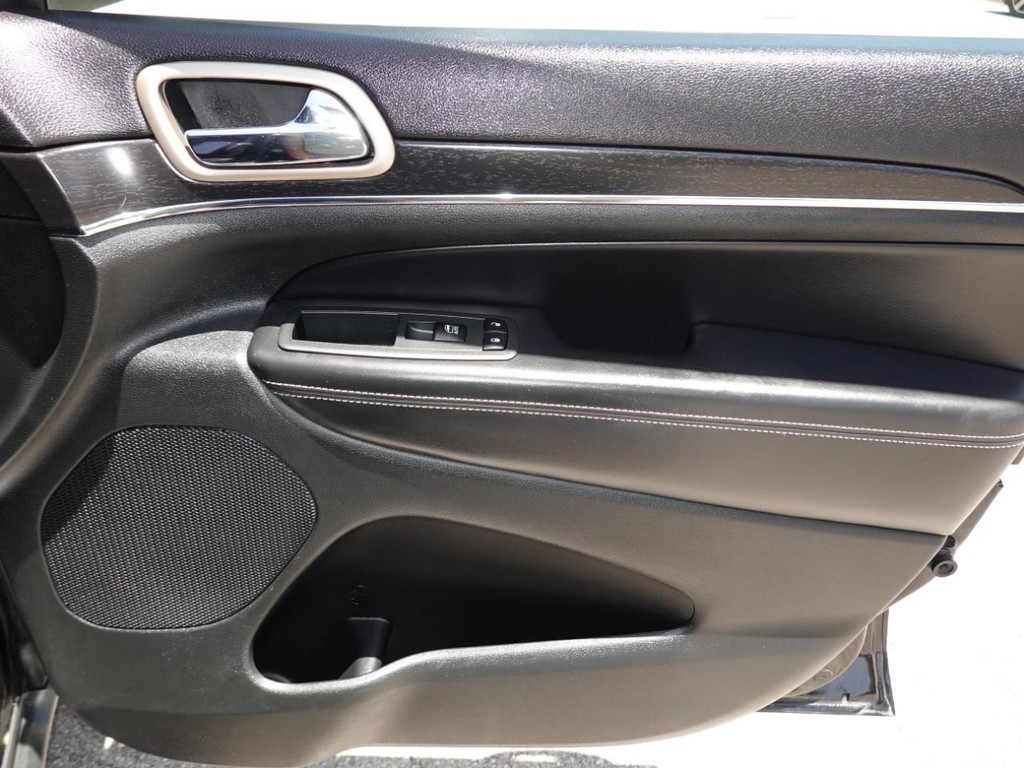 Jeep Grand Cherokee Vehicle Full-screen Gallery Image 24