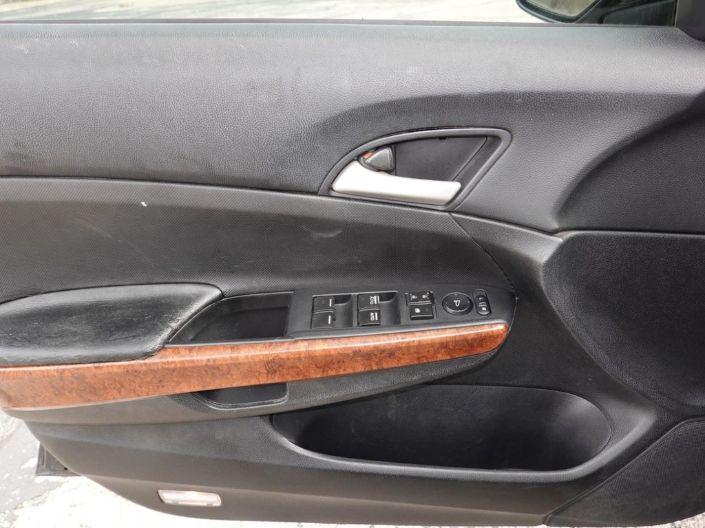 Honda Accord Sedan Vehicle Full-screen Gallery Image 18