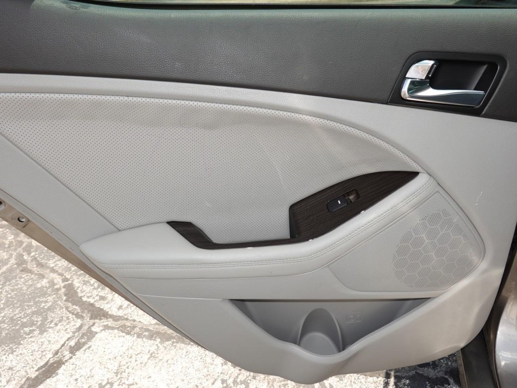 Kia Optima Vehicle Full-screen Gallery Image 19