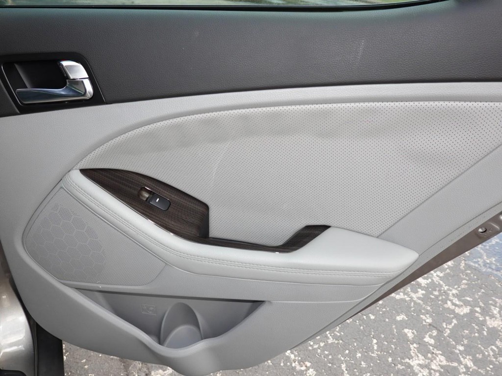 Kia Optima Vehicle Full-screen Gallery Image 23