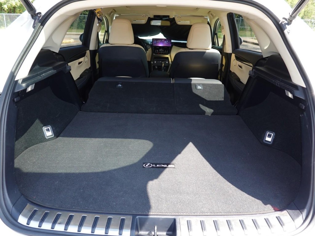 Lexus NX Vehicle Full-screen Gallery Image 28