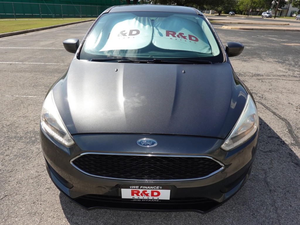 2018 Ford Focus SE photo 2
