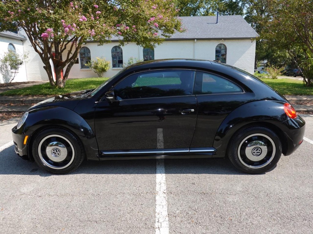 Volkswagen Beetle Vehicle Full-screen Gallery Image 04
