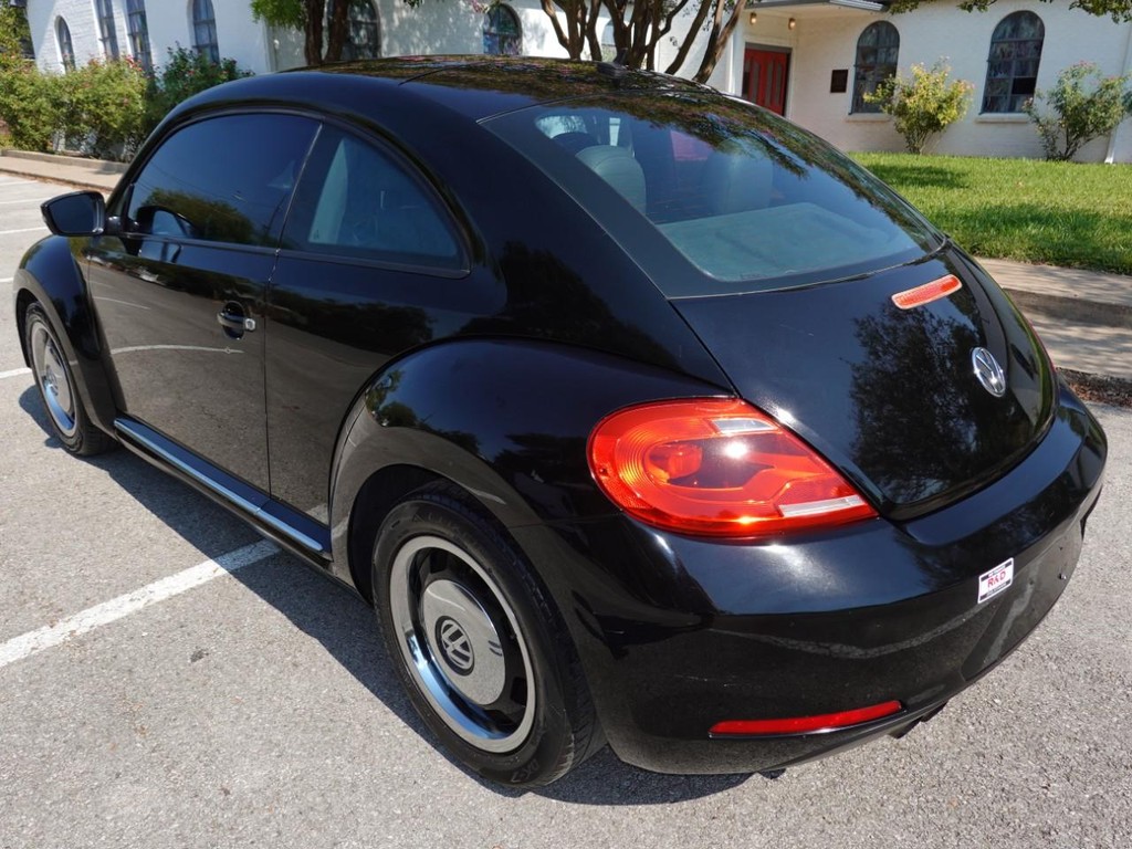 Volkswagen Beetle Vehicle Full-screen Gallery Image 05