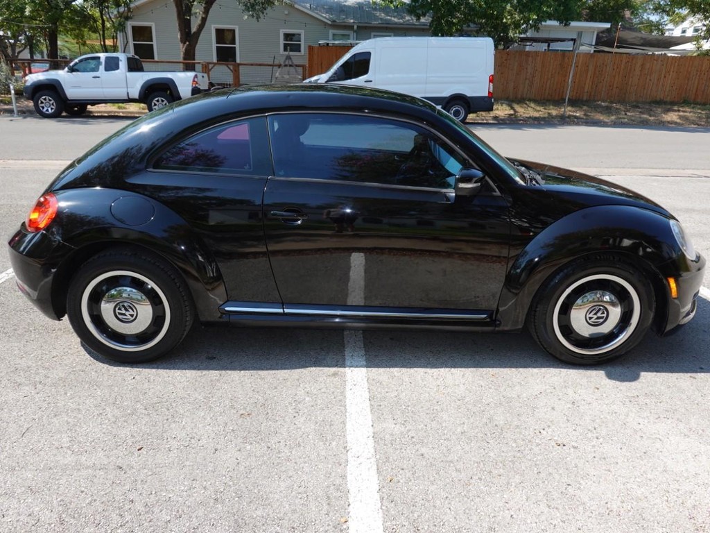 Volkswagen Beetle Vehicle Full-screen Gallery Image 08