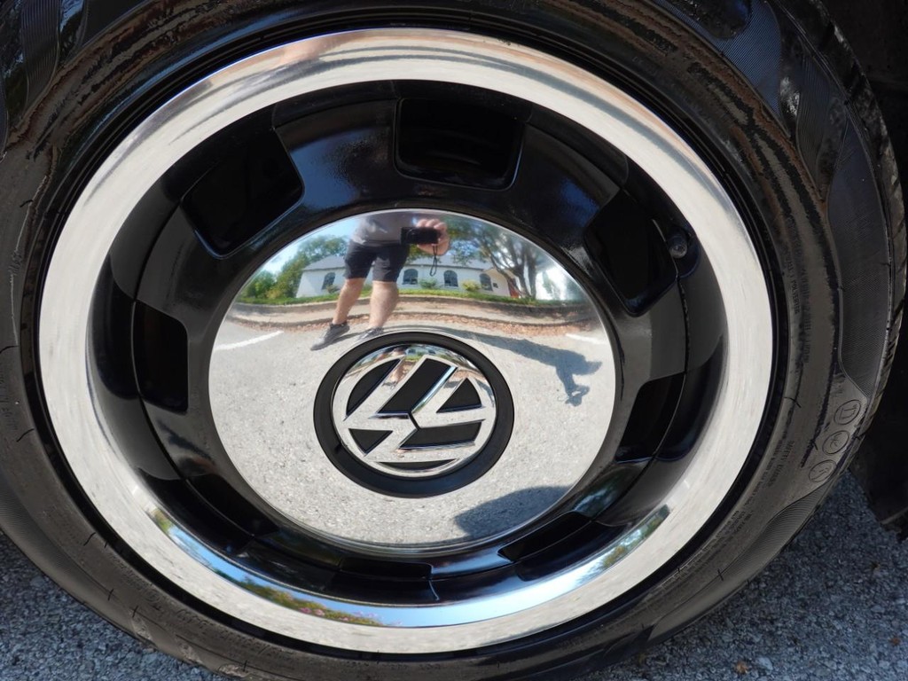 Volkswagen Beetle Vehicle Full-screen Gallery Image 09