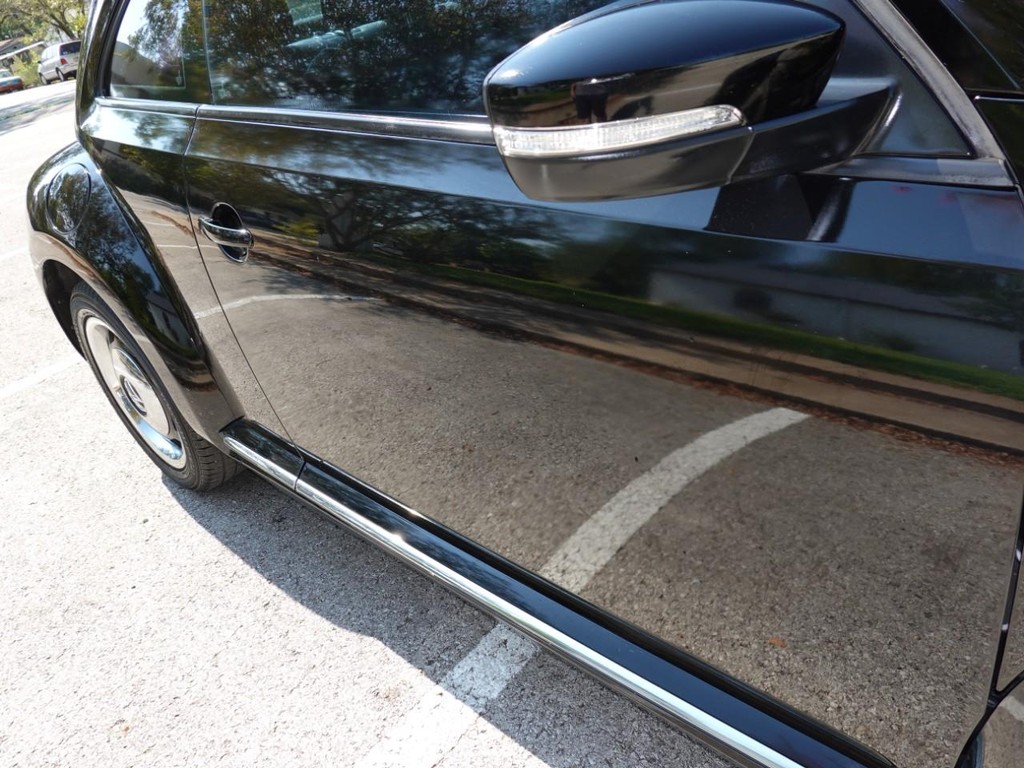 Volkswagen Beetle Vehicle Full-screen Gallery Image 11