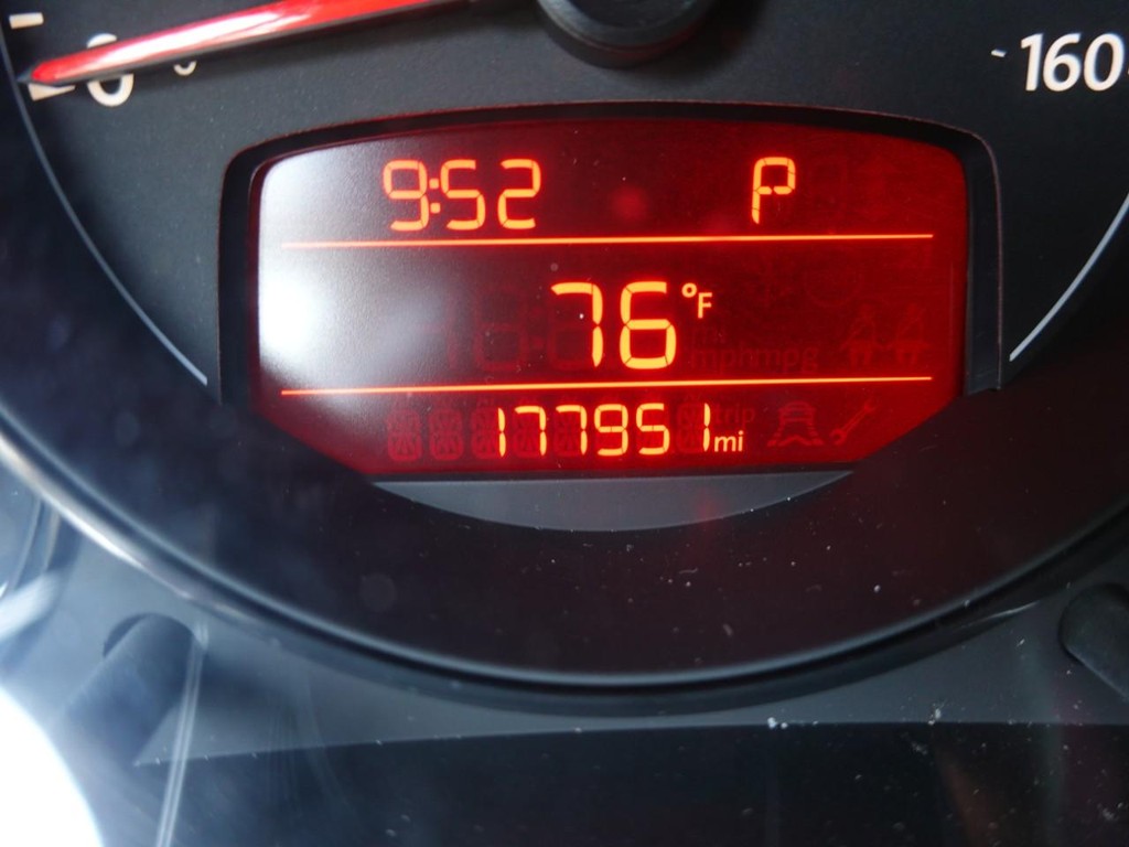 Volkswagen Beetle Vehicle Full-screen Gallery Image 12