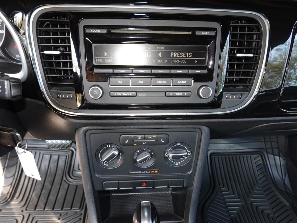 Volkswagen Beetle Vehicle Full-screen Gallery Image 14