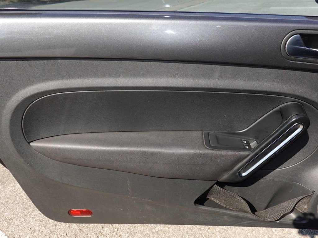 Volkswagen Beetle Vehicle Full-screen Gallery Image 17