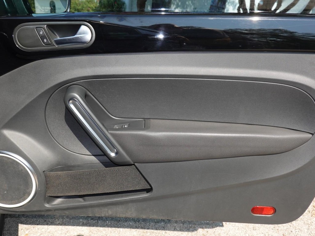 Volkswagen Beetle Vehicle Full-screen Gallery Image 21