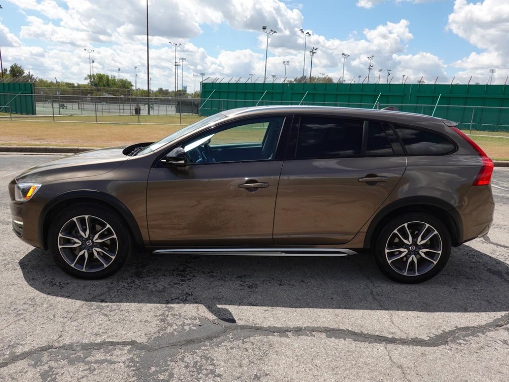 Volvo V60 Cross Country Vehicle Full-screen Gallery Image 04