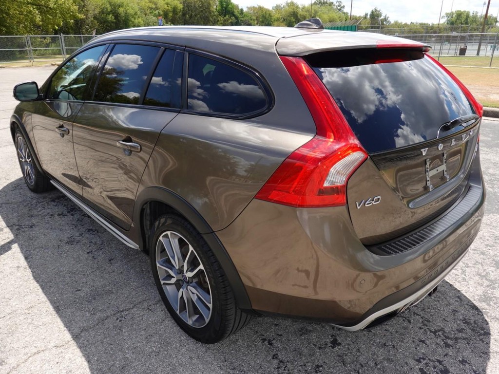 Volvo V60 Cross Country Vehicle Full-screen Gallery Image 05