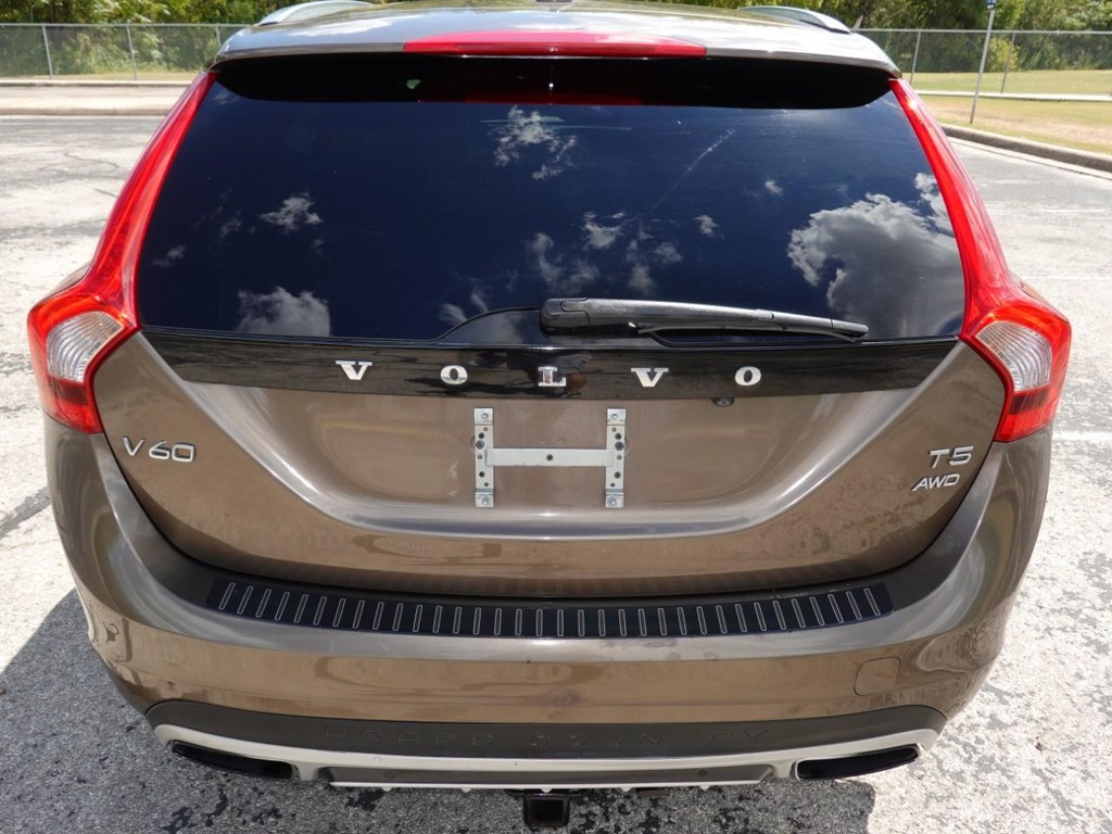 Volvo V60 Cross Country Vehicle Full-screen Gallery Image 06