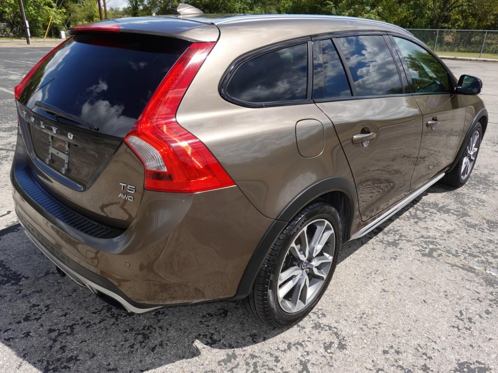 Volvo V60 Cross Country Vehicle Full-screen Gallery Image 07