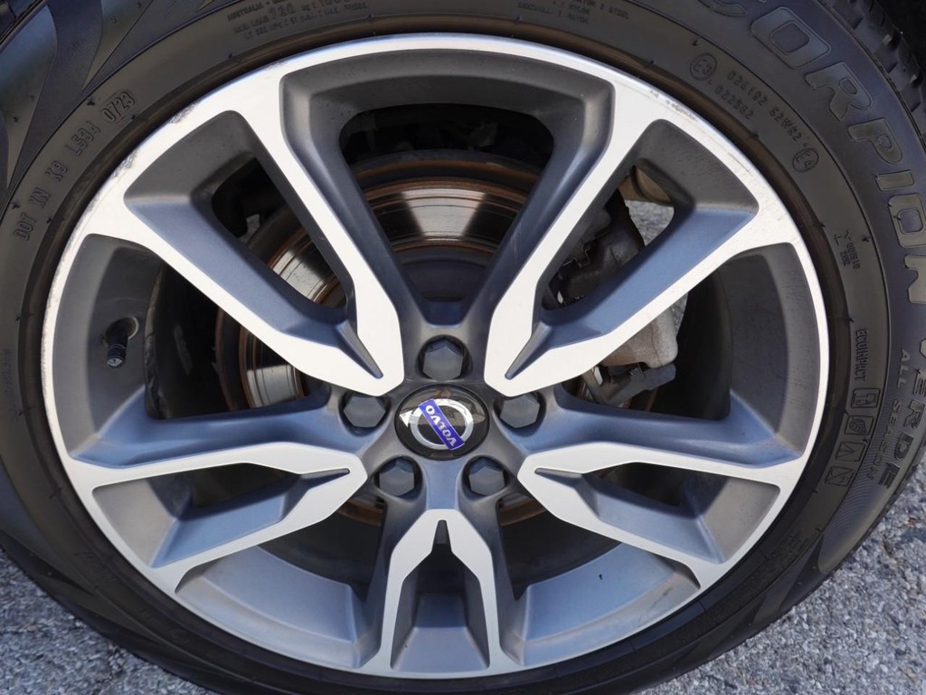 Volvo V60 Cross Country Vehicle Full-screen Gallery Image 09