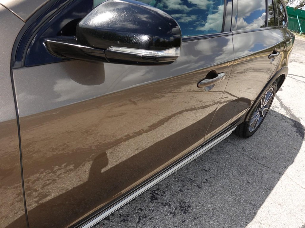 Volvo V60 Cross Country Vehicle Full-screen Gallery Image 10