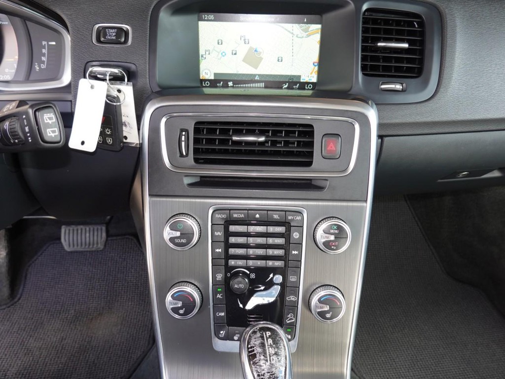 Volvo V60 Cross Country Vehicle Full-screen Gallery Image 14