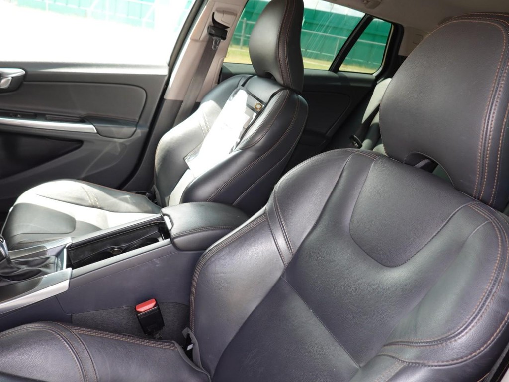 Volvo V60 Cross Country Vehicle Full-screen Gallery Image 16