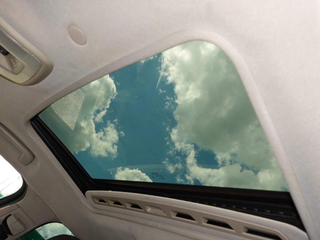 Volvo V60 Cross Country Vehicle Full-screen Gallery Image 17