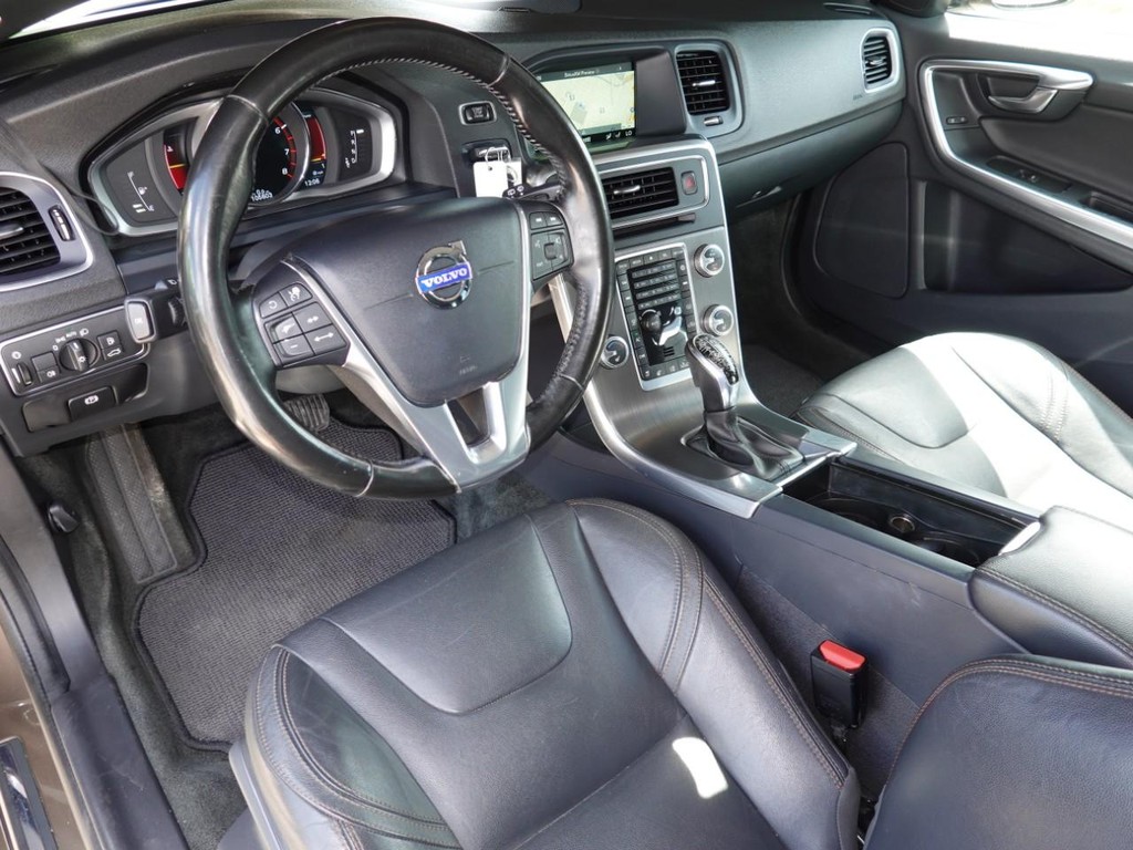 Volvo V60 Cross Country Vehicle Full-screen Gallery Image 18