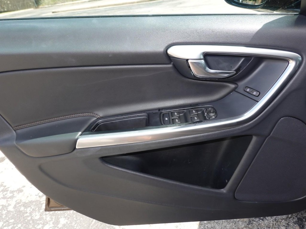 Volvo V60 Cross Country Vehicle Full-screen Gallery Image 19