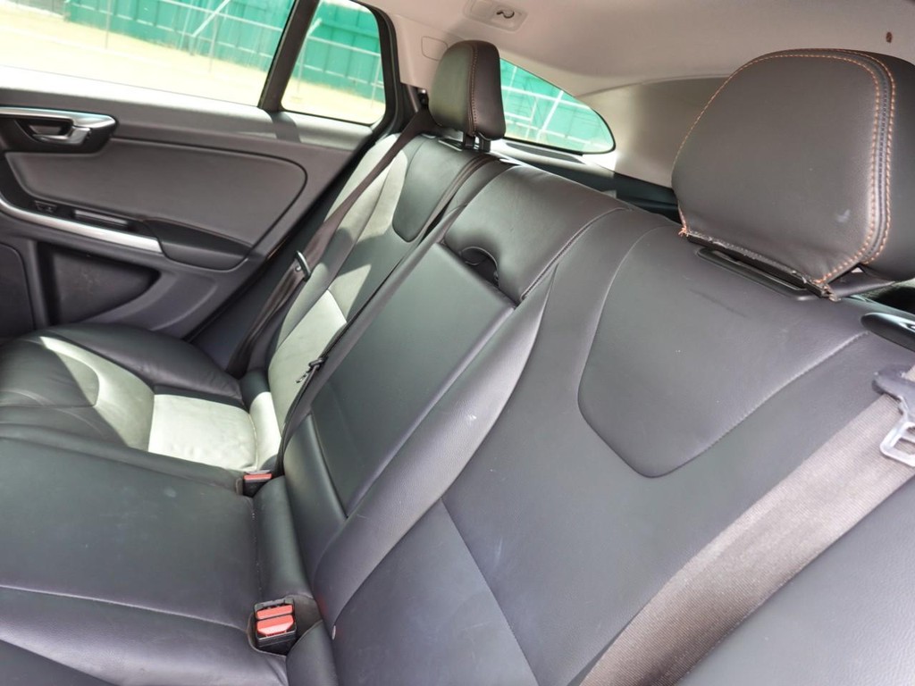 Volvo V60 Cross Country Vehicle Full-screen Gallery Image 20