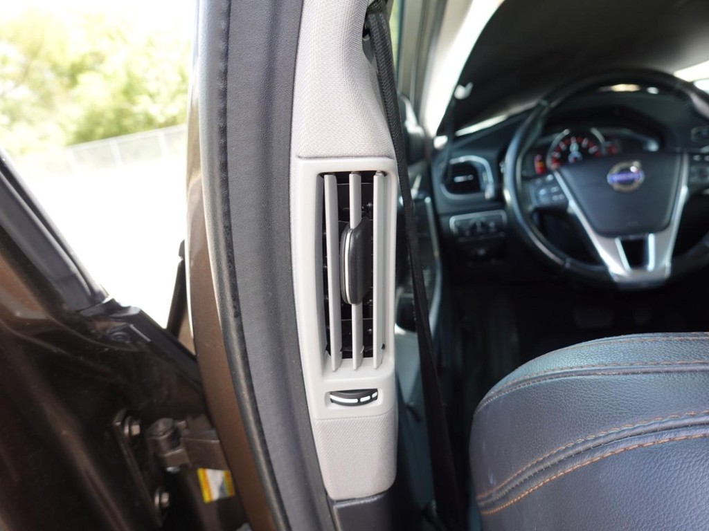 Volvo V60 Cross Country Vehicle Full-screen Gallery Image 21