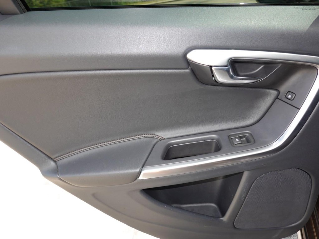 Volvo V60 Cross Country Vehicle Full-screen Gallery Image 22