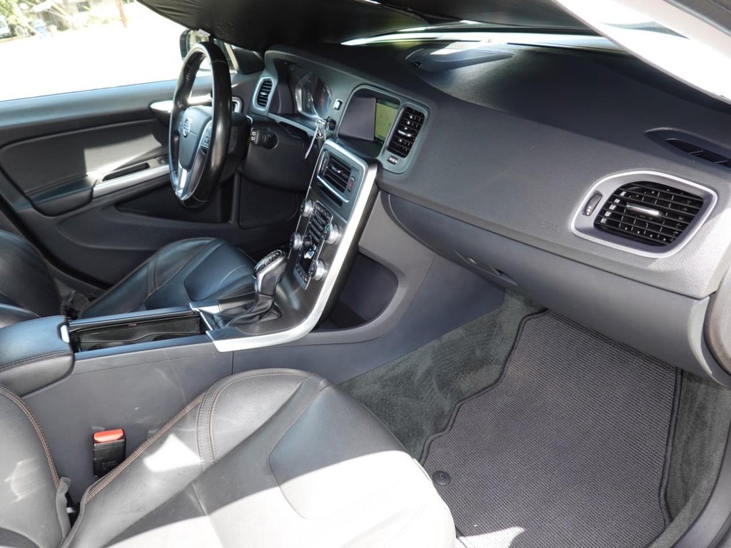 Volvo V60 Cross Country Vehicle Full-screen Gallery Image 23