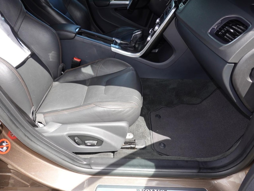 Volvo V60 Cross Country Vehicle Full-screen Gallery Image 24