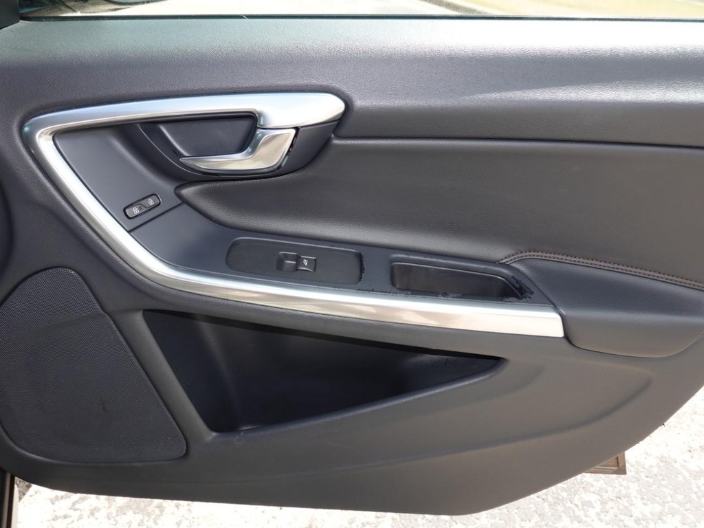 Volvo V60 Cross Country Vehicle Full-screen Gallery Image 25