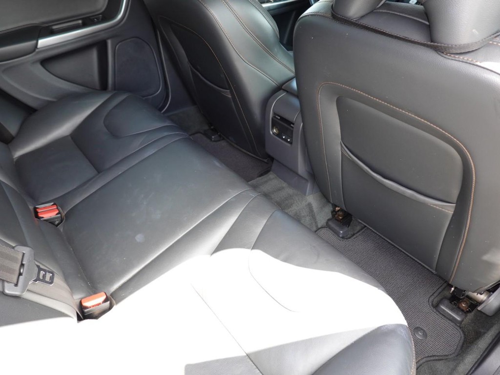 Volvo V60 Cross Country Vehicle Full-screen Gallery Image 26