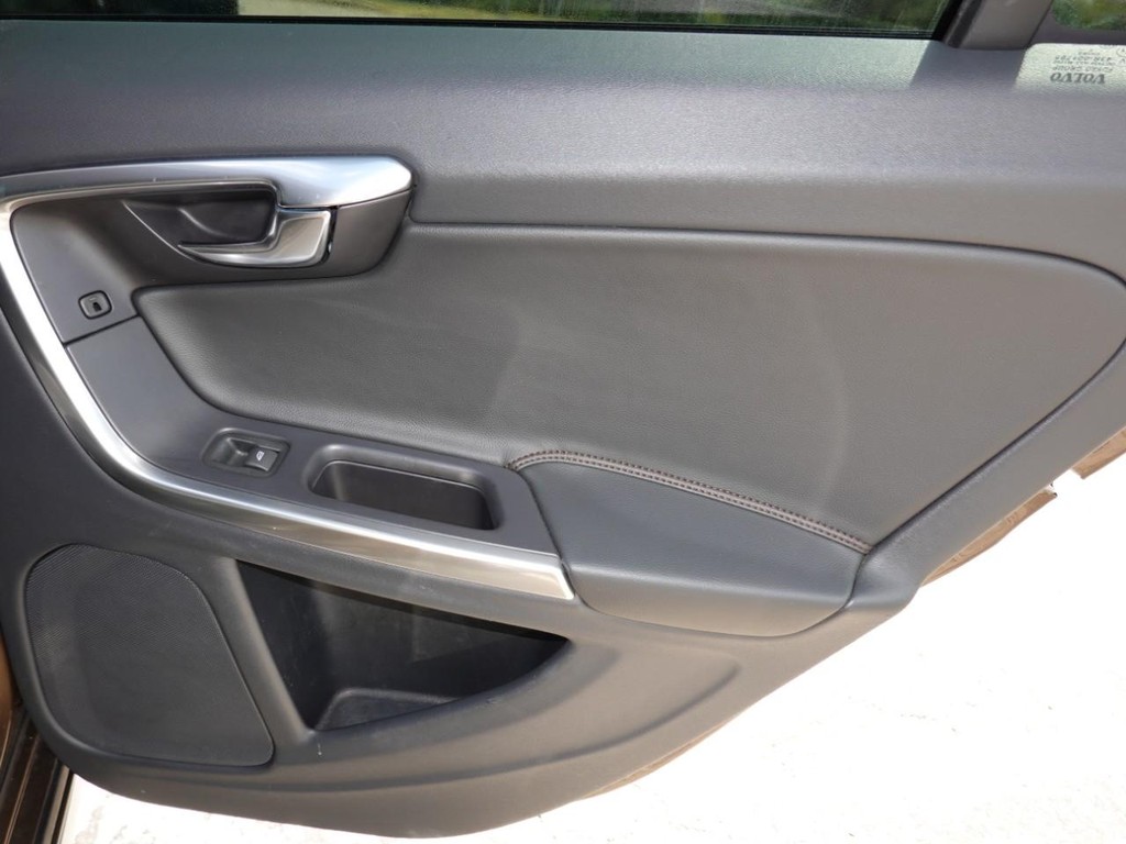 Volvo V60 Cross Country Vehicle Full-screen Gallery Image 27