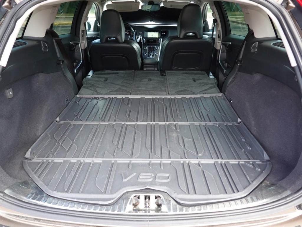 Volvo V60 Cross Country Vehicle Full-screen Gallery Image 29