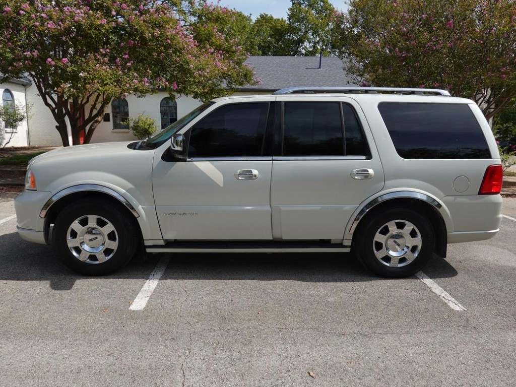 2005 Lincoln Navigator Luxury photo 4