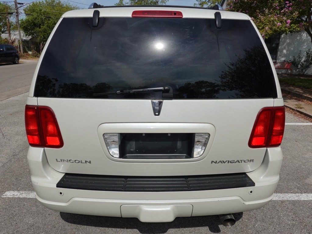 2005 Lincoln Navigator Luxury photo 6