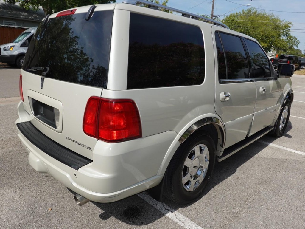 2005 Lincoln Navigator Luxury photo 7
