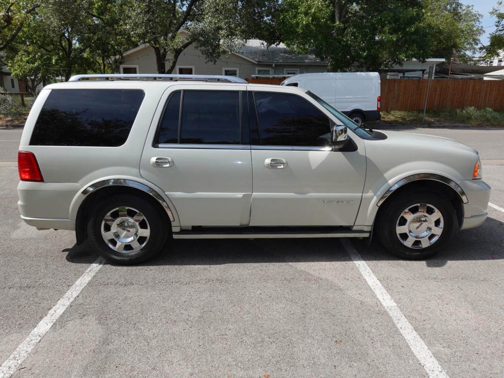 2005 Lincoln Navigator Luxury photo 8